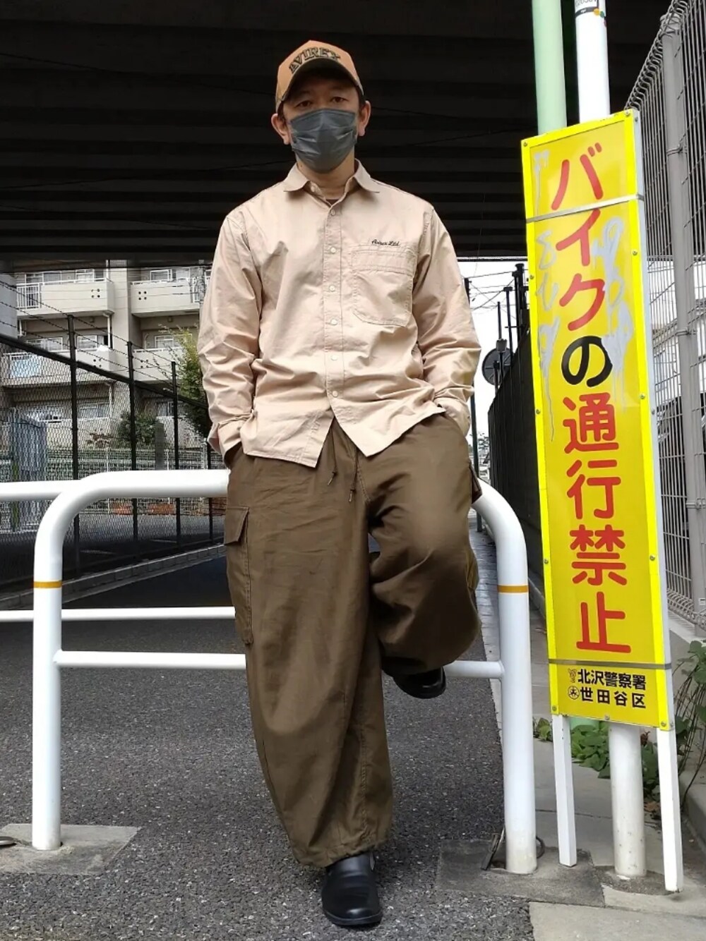 「AVIREX、アビレックス、ピンナップガール、カーゴパンツ、モンクストラップシューズ、GU、MB、秋冬コーデ、お洒落さんとつながりたい、シャツコーデ、シンプル、茶系、いいね、save、フォローお願いします🤑、ブラウン、ストリートMIX」｜「MBのアイテム（カーゴパンツ、グリーン系）」を使った、bbkbaseさん（メンズ・172cm）の秋コーディネートの1枚目の写真