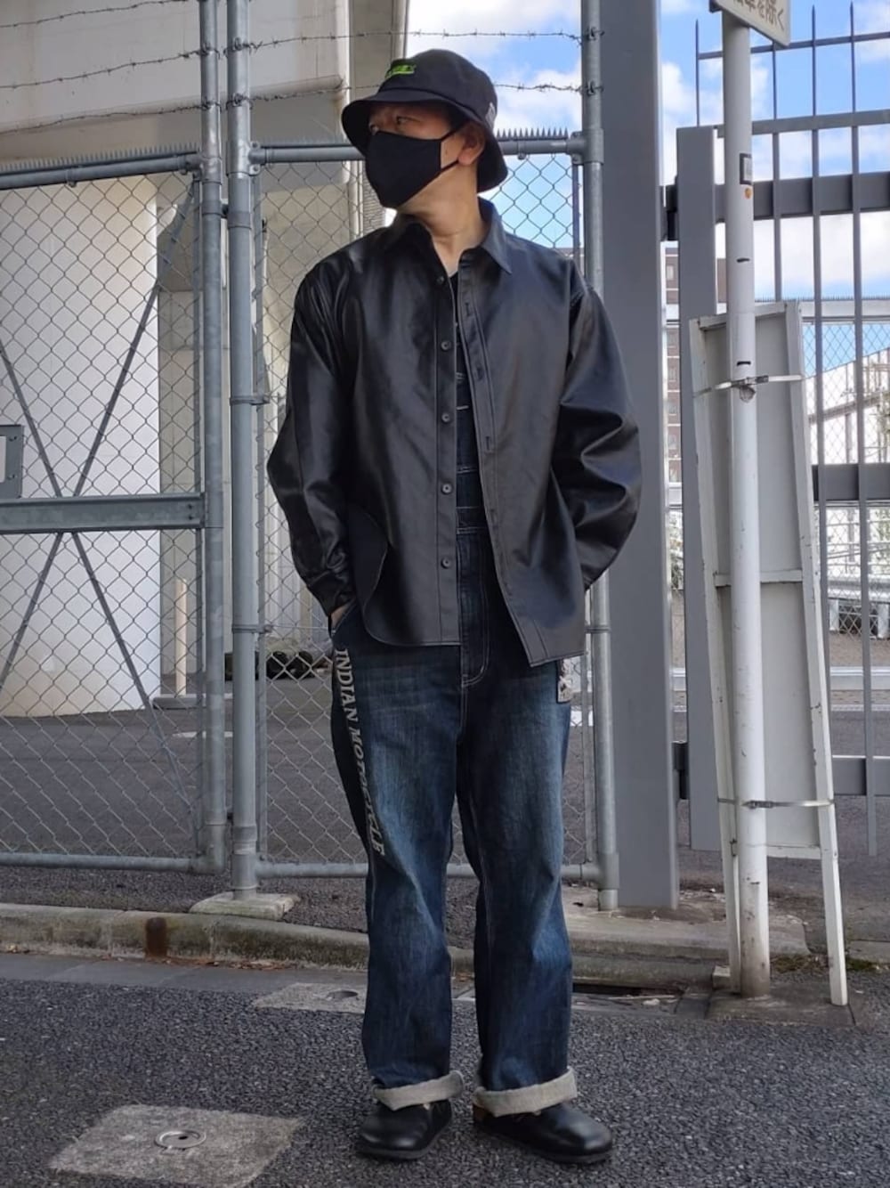「GU、GUコーデ、フェイクレザー、オーバーオール、インディアンモーターサイクル、ベティちゃん、birkenstock、BIRKENSTOCK Boston、ビルケンシュトック、ビルケンシュトック ボストン、秋のコーデ、AVIREX、アビレックス、だから秋服が好き、ストリートコーデ」｜「INDIAN  MOTOCYCLEのアイテム（サロペット/オーバーオール、ブルー系）」を使った、bbkbaseさん（メンズ・172cm）の秋コーディネートの1枚目の写真