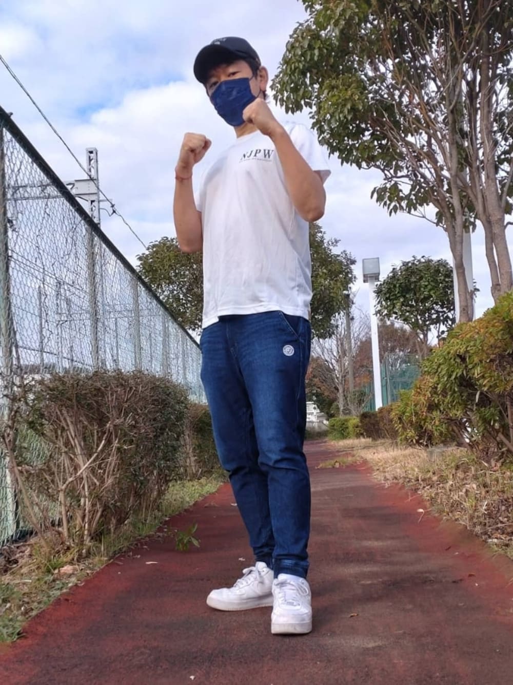 「EDWIN、ジャージーズ、ナイキ、NIKE、NIKE AIR FORCE、しまむら、ジム、トレーニング、カジュアルコーデ、ファッションの力を信じよう、新日本プロレス、新日本プロレスライオンマーク、ストレッチデニム、プチプラコーデ、闘魂ショップ」｜「EDWINのアイテム（デニムパンツ、ブルー系）」を使った、bbkbaseさん（メンズ・172cm）の冬コーディネートの1枚目の写真