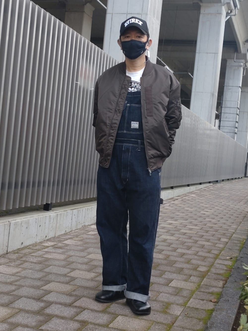 「ユニクロ、プラスJ、MA-1、オーバーオール、birkenstock、AVIREX、お洒落さんとつながりたい、シンプルコーデ、ファッションの力を信じよう、カジュアル、秋のコーデ、UNIQLO、シンプルスタイル、ストリートMIX、アメカジ」｜「BIRKENSTOCKのBIRKENSTOCK/ビルケンシュトック/BOSTON/ボストン スムースレザー（サンダル、ブラック系）」を使った、bbkbaseさん（メンズ・172cm）の秋コーディネートの1枚目の写真