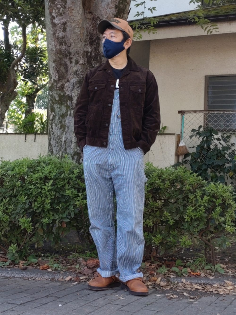 「オーバーオール、サロペット、Danner、クロッグサンダル、オシュコシュ、OSHKOSH、ユニクロ、UNIQLO、アビレックス、AVIREX、トラッカージャケット、NEW ERA、秋のコーデ、おしゃれさんと繋がりたい、ストリート」｜「DannerのDANNER ダナー PITTOCK GLOG SANDAL D810728　DK.BROWN（サンダル、ブラウン系）」を使った、bbkbaseさん（メンズ・172cm）の秋コーディネートの1枚目の写真