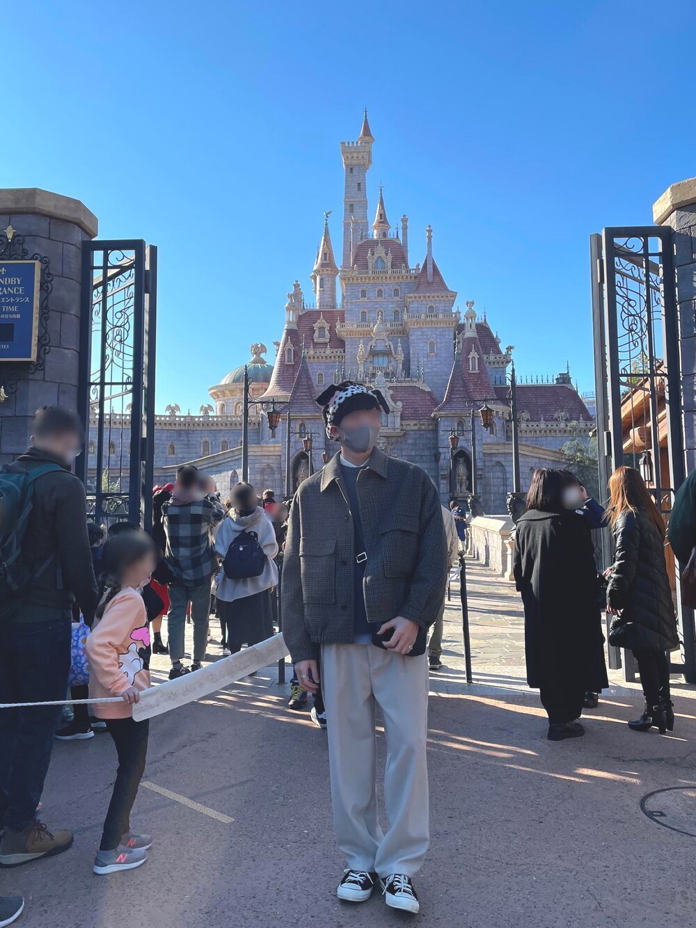 「休日スタイル、ディズニー、シンプル、ビッグシルエット、カラーニット、スラックス、マイベストコーデ2021、冬コーデ、あったかコーデ、コンバース、きれいめカジュアル、キレイめコーデ、大人コーデ、私の推しブランド、おしゃれさんと繋がりたい」｜「remerのloose basic wide PT《21秋冬》/ ルーズベーシックワイドパンツ（その他パンツ、ホワイト系）」を使った、ぽんぬ🪡さん（メンズ・176cm）の冬コーディネートの1枚目の写真