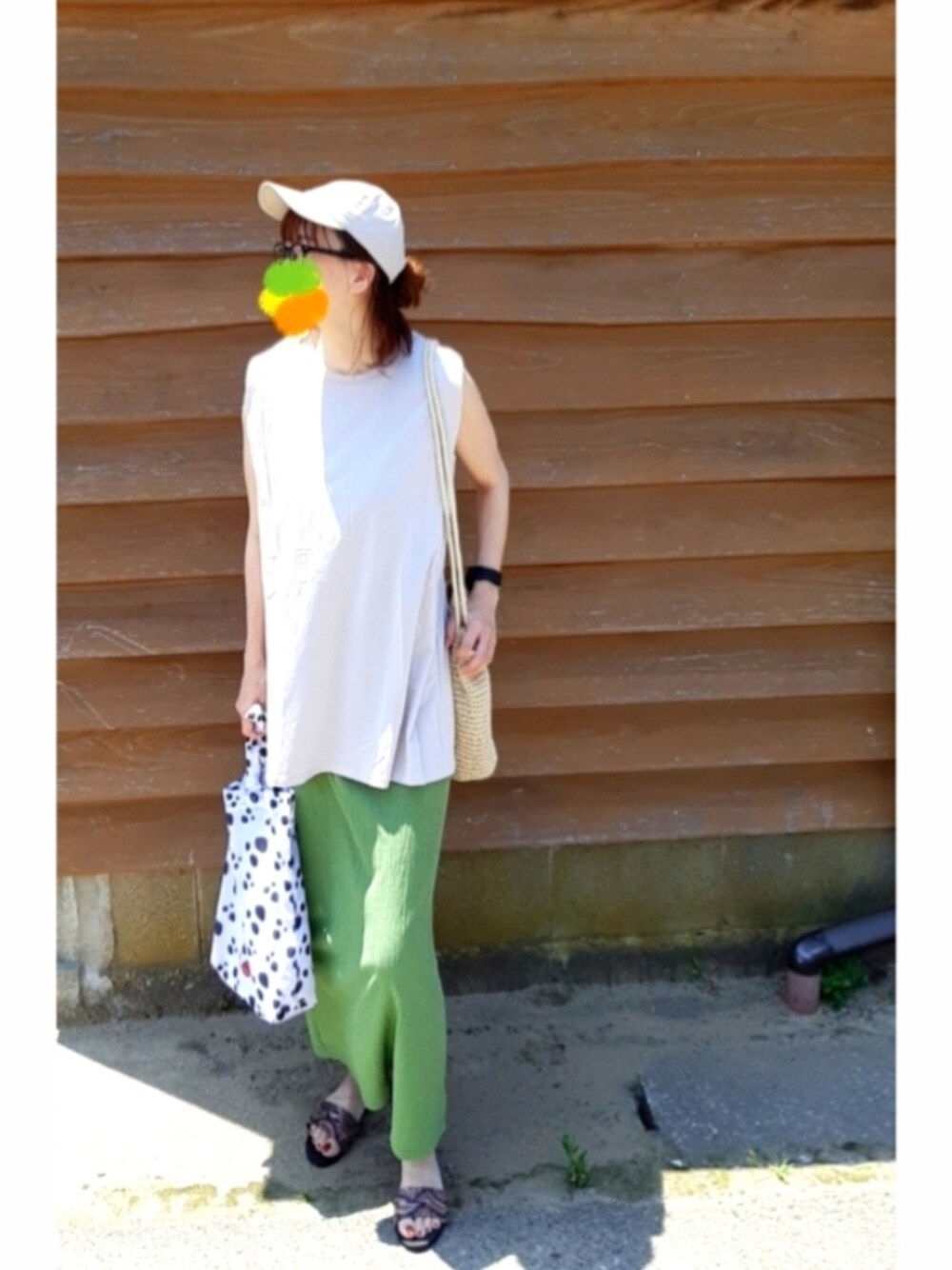 ブラック系のアナログ腕時計を着用したレディースの夏コーディネートの1枚目の写真