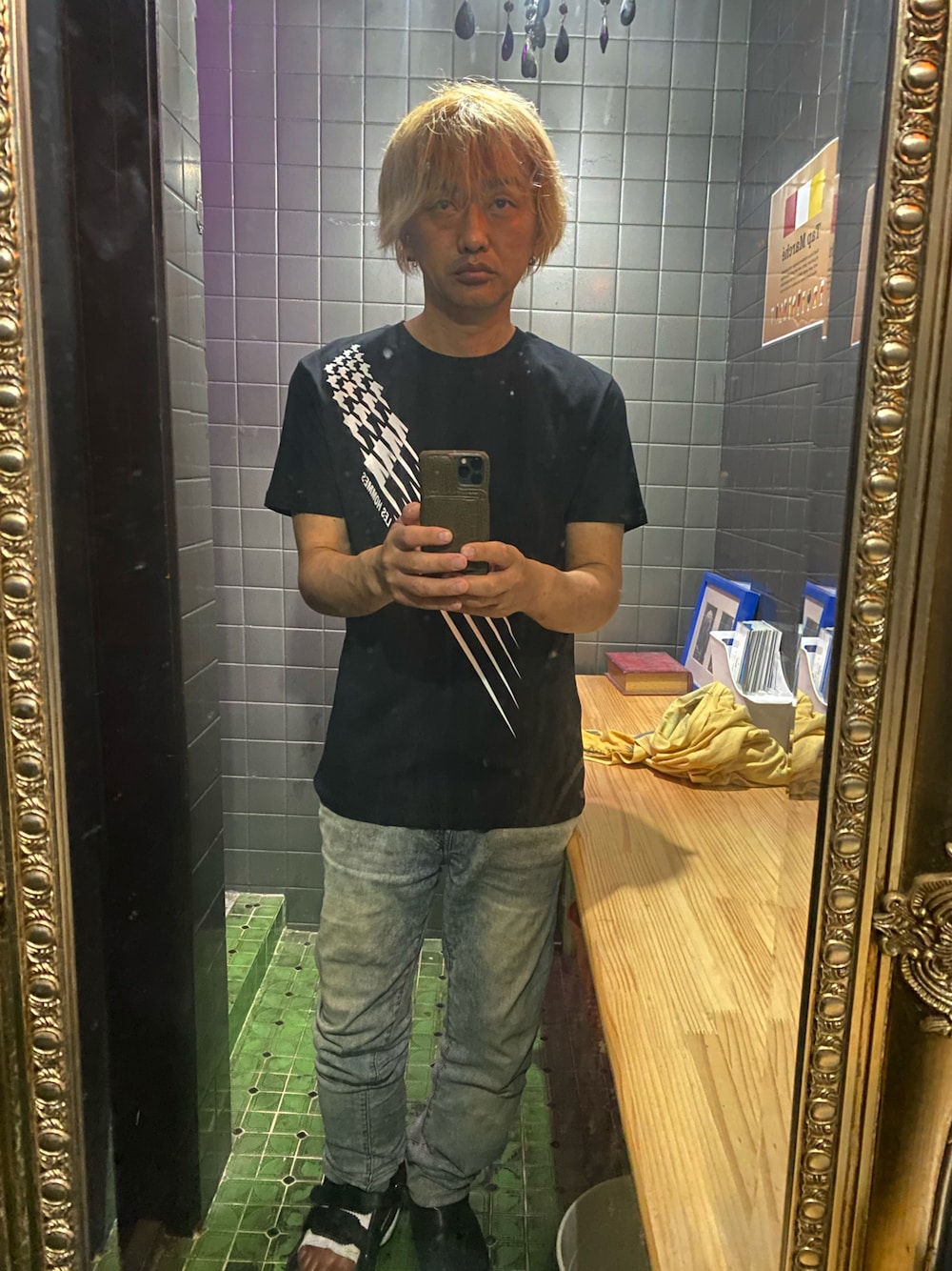 ブラック系のTシャツ/カットソーを着用したメンズの春コーディネートの1枚目の写真