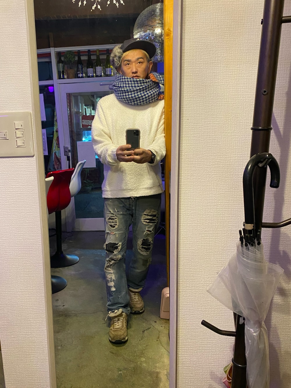 「おしゃれさんと繋がりたい、白、いいね、save、フォローお願いします🤑、ニューエラ、キャップ、スニーカー」｜「PREMIATAのアイテム（スニーカー、ベージュ系）」を使った、平野誠さん（メンズ・174cm）の秋コーディネートの1枚目の写真