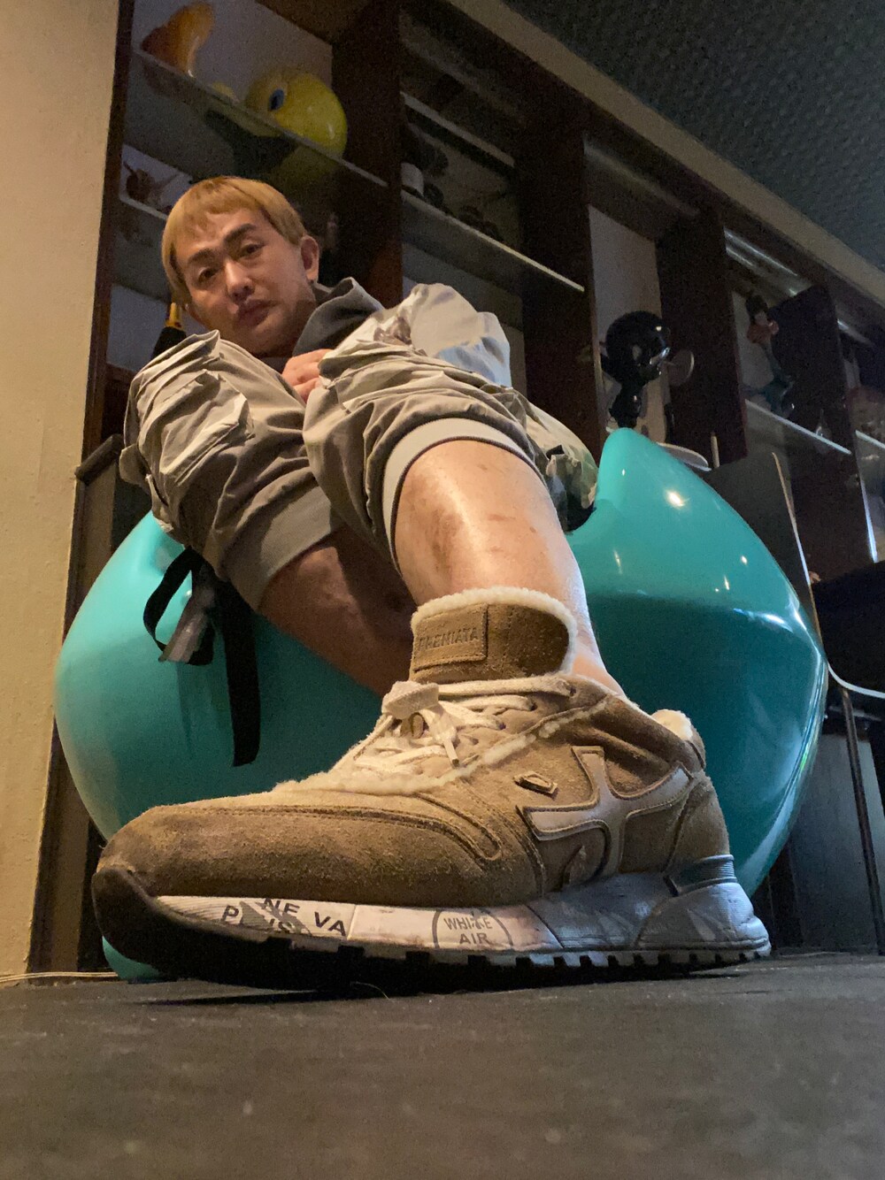 ベージュ系のカーゴパンツ、ベージュ系のスニーカーを着用したメンズの秋コーディネートの1枚目の写真