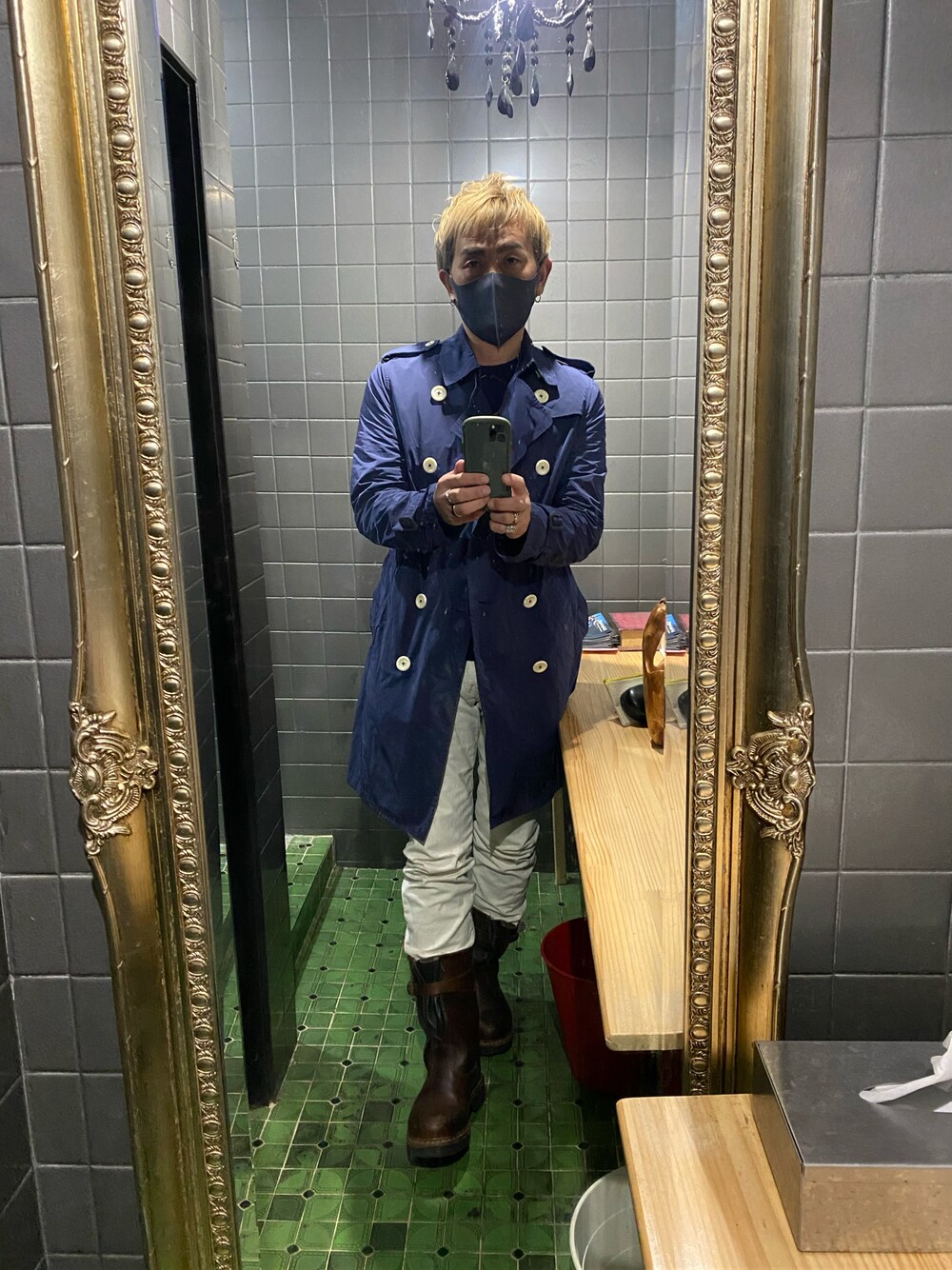 「秋コーデ、おしゃれさんと繋がりたい」｜「COMME CA DU MODEのアイテム（トレンチコート、ブルー系）」を使った、平野誠さん（メンズ・174cm）の秋コーディネートの1枚目の写真