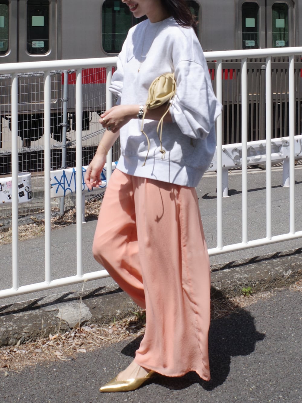 「オトナカジュアル、春服コーデ、大人コーデ、大人女子、シアー、ピンク、スウェット、スウェットコーデ、ビッグシルエット、大人ガーリー、パンプス、淡色コーデ、お出かけコーデ、きれいめカジュアル、フェミニン×カジュアル」｜「AKTEのシアーワイドパンツ（その他パンツ、オレンジ系）」を使った、Seikoさん（骨格ウェーブ・レディース・163cm）の春コーディネートの1枚目の写真