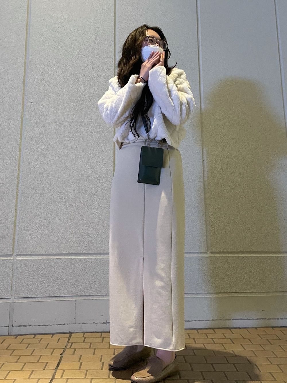 「休日スタイル、オトナカジュアル、ゆるコーデ、オトナ女子、カジュアル、スニーカーコーデ、ootd、大人コーデ、スカート、スリットワンピース、ホワイトコーデ、美容学生」｜「mysticのナロースリットスカート（スカート、ホワイト系）」を使った、ワカナさん（レディース・165cm）の冬コーディネートの1枚目の写真