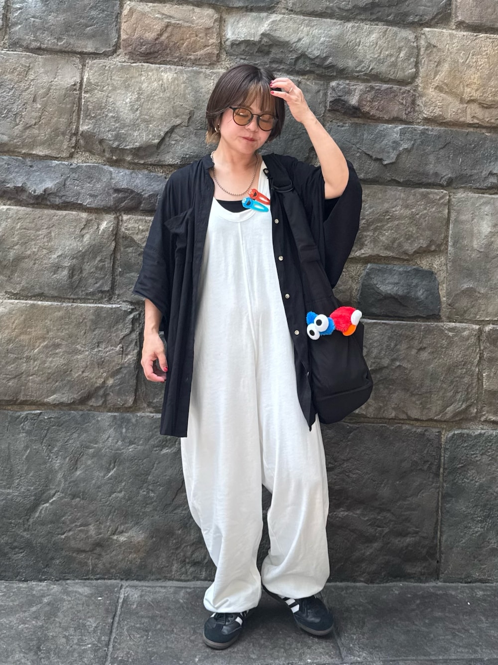 「夏ルックで気分アップ、休日スタイル、テーマパークコーデ、シンプルコーデ、きれいめカジュアル、夏コーデ、韓国ファッション、スニーカー、ブラックコーデ、プチプラ、お出かけコーデ、フェススタイル、大人かわいい、夏服コーデ、低身長女子」｜「WILLOWの【willow】【新色追加】スラブ裏毛裾ドロストオールインワン（サロペット/オーバーオール、ホワイト系）」を使った、きな☆ki_naさん（骨格ストレート・レディース・153cm）の夏コーディネートの1枚目の写真