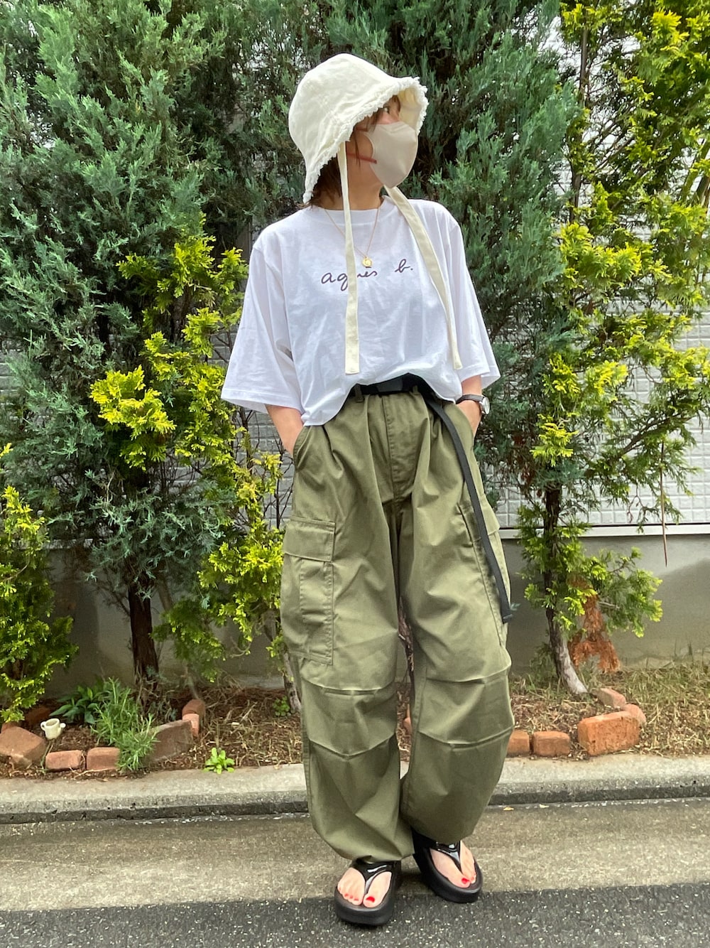 カーゴパンツを使った「紐付きハット」の人気ファッション