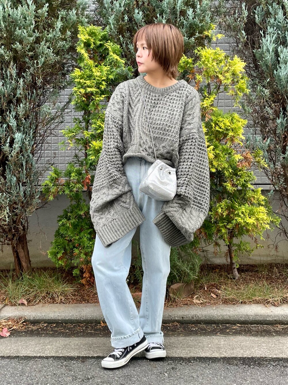 「ファッションを楽しもう、ニット、ビッグシルエット、お出かけコーデ、プチプラ、デニム、スニーカー、きれいめカジュアル、冬コーデ、淡色コーデ、ボリューム袖、ショート丈トップス、ダメージデニムパンツ、ショルダーバッグ、ミニバッグ」｜「CFT.のsloth short aran knit/greengrey（ニット/セーター、グリーン系）」を使った、きな☆ki_naさん（骨格ストレート・レディース・153cm）の秋コーディネートの1枚目の写真