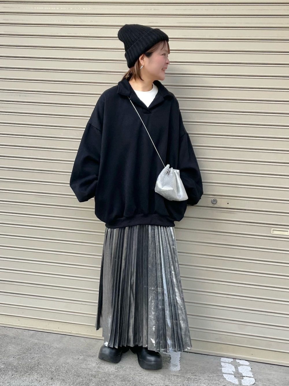 「グリッター、休日スタイル、レイヤードスタイル、ブーツ、シンプルコーデ、ショルダーバッグ、ロングスカート、プチプラ、デートコーデ、スウェット、プリーツスカート、メタリック、メタリックスカート、シルバー、モノトーン」｜「niko and...のCAVAメタリックプリーツスカート（スカート、グレー系）」を使った、きな☆ki_naさん（骨格ストレート・レディース・153cm）の冬コーディネートの1枚目の写真