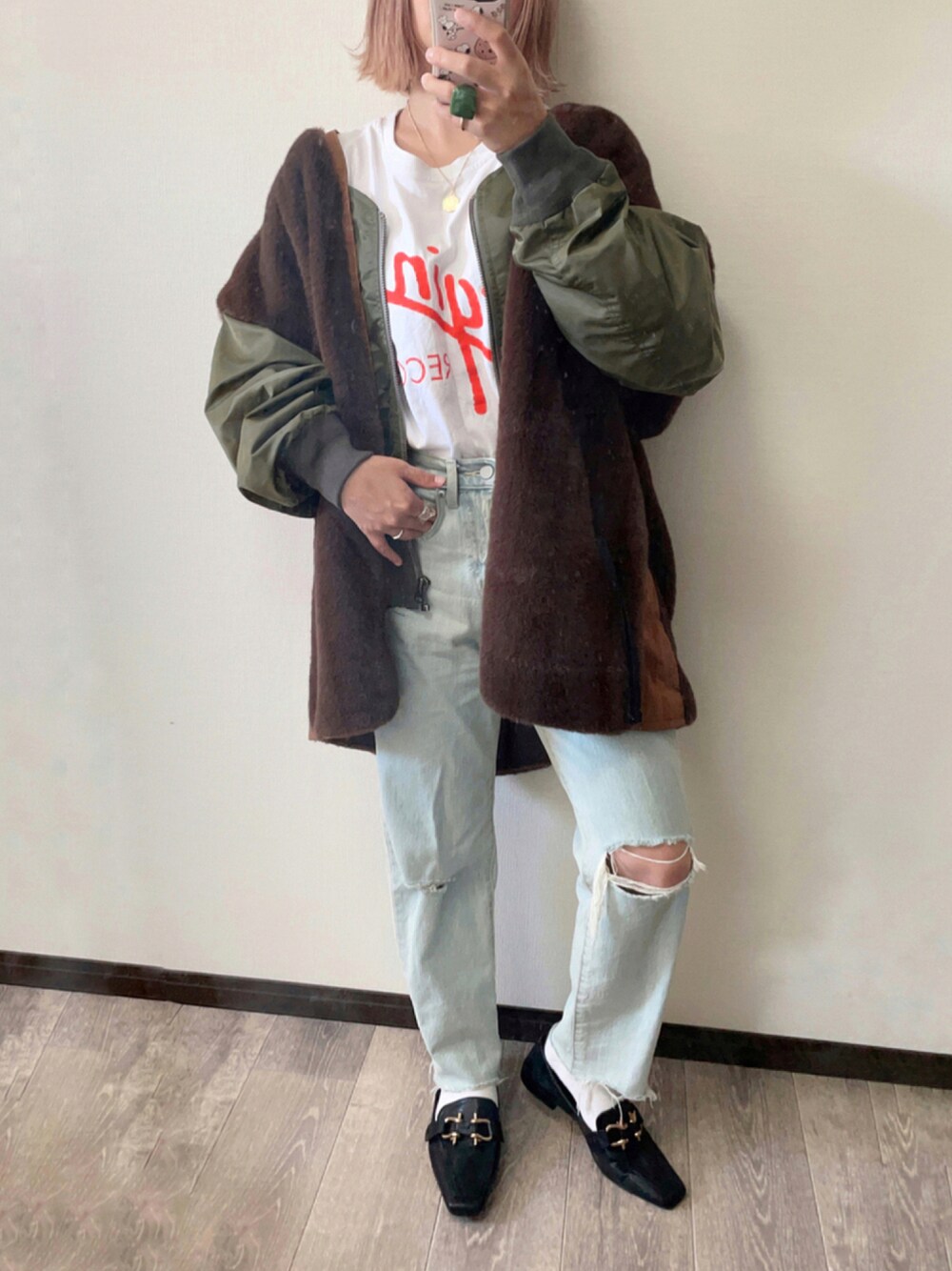 「ファー、ローファー、UNIQLO、ファーコート、ノーカラーコート、休日スタイル、タックイン、ダメージデニム、ダメージデニムパンツ、ローファー×靴下、秋コーデ、chaopanic typy、秋冬コーデ、neuna、だから秋服が好き」｜「etsintaの【etsinta/エシンタ】ファー切替ジャケット（その他アウター、ブラウン系）」を使った、きな☆ki_naさん（レディース・153cm）の秋コーディネートの1枚目の写真