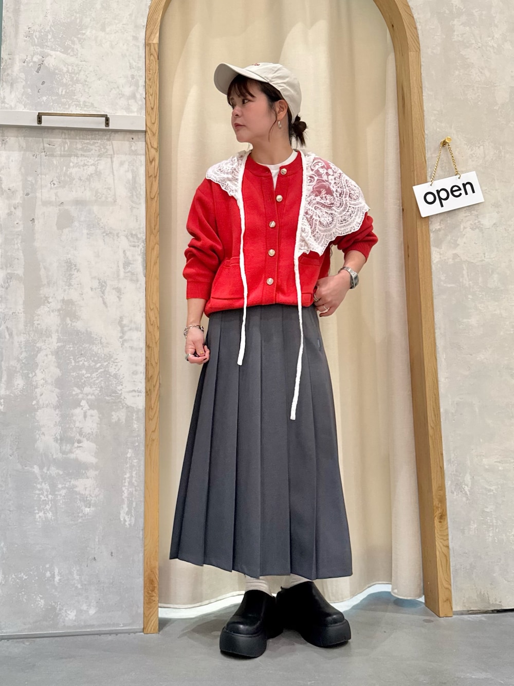 「プチプラ、今日のコーデ、春服コーデ、大人可愛い、大人コーデ、大人カジュアルコーデ、大人かわいい、春先取り、楽チンコーデ、レイヤードスタイル、オトナガーリー、スカートスタイル、レース、カーディガン、つけ襟」｜「GEVACOの【GEVACO】金ボタンカーディガン（カーディガン/ボレロ、レッド系）」を使った、きな☆ki_naさん（骨格ストレート・レディース・153cm）の春コーディネートの1枚目の写真