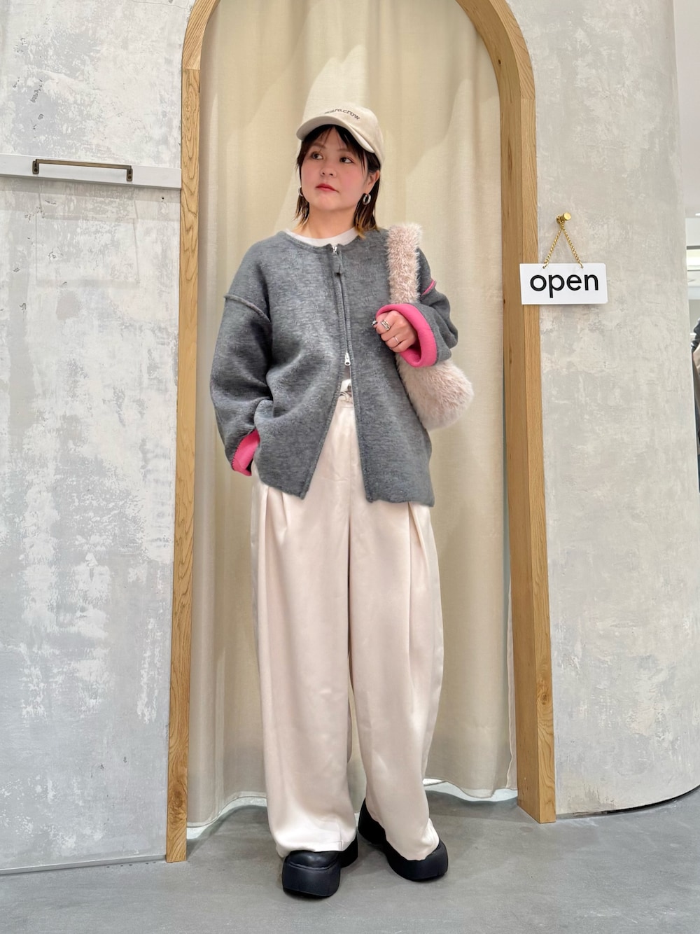 グレー系のカーディガン/ボレロ、ホワイト系のその他パンツ、ホワイト系のトートバッグを着用したレディースの秋コーディネートの1枚目の写真