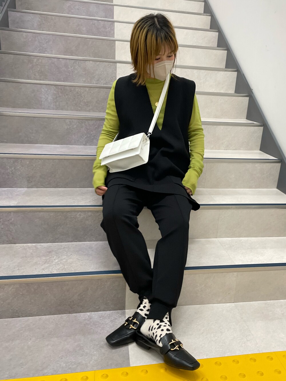 「春服みてみて、休日スタイル、ライムグリーン、ベスト、セットアップ、春コーデ、オフィスカジュアル、ショルダーバッグ、スクエアバッグ、ローファー、プチプラ、きれいめカジュアル、大人カジュアル、低身長、骨格ストレート」｜「deux amourの型押しバッグ（クラッチバッグ、ホワイト系）」を使った、きな☆ki_naさん（骨格ストレート・レディース・153cm）の春コーディネートの1枚目の写真