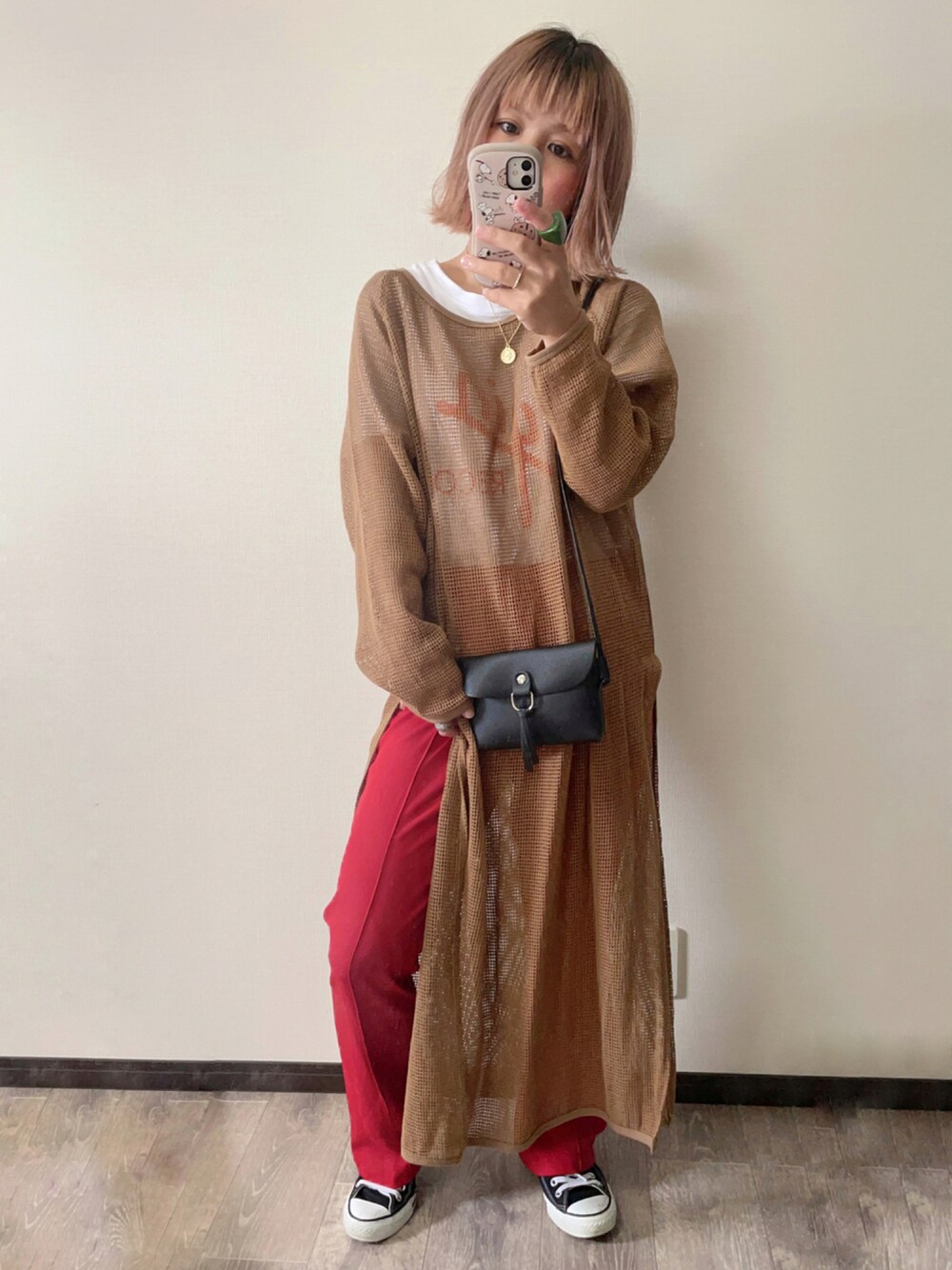「ビッグシルエット、ロゴT、カラーパンツ、converse、ZARA、レイヤードスタイル、休日スタイル、プチプラ、フレアパンツ、ミニバッグ、メッシュ、秋コーデ、chaopanic typy、メッシュワンピ、CFT.」｜「CIAOPANIC TYPYのコットンメッシュロングスリットワンピース（ワンピース、ブラウン系）」を使った、きな☆ki_naさん（レディース・153cm）の秋コーディネートの1枚目の写真