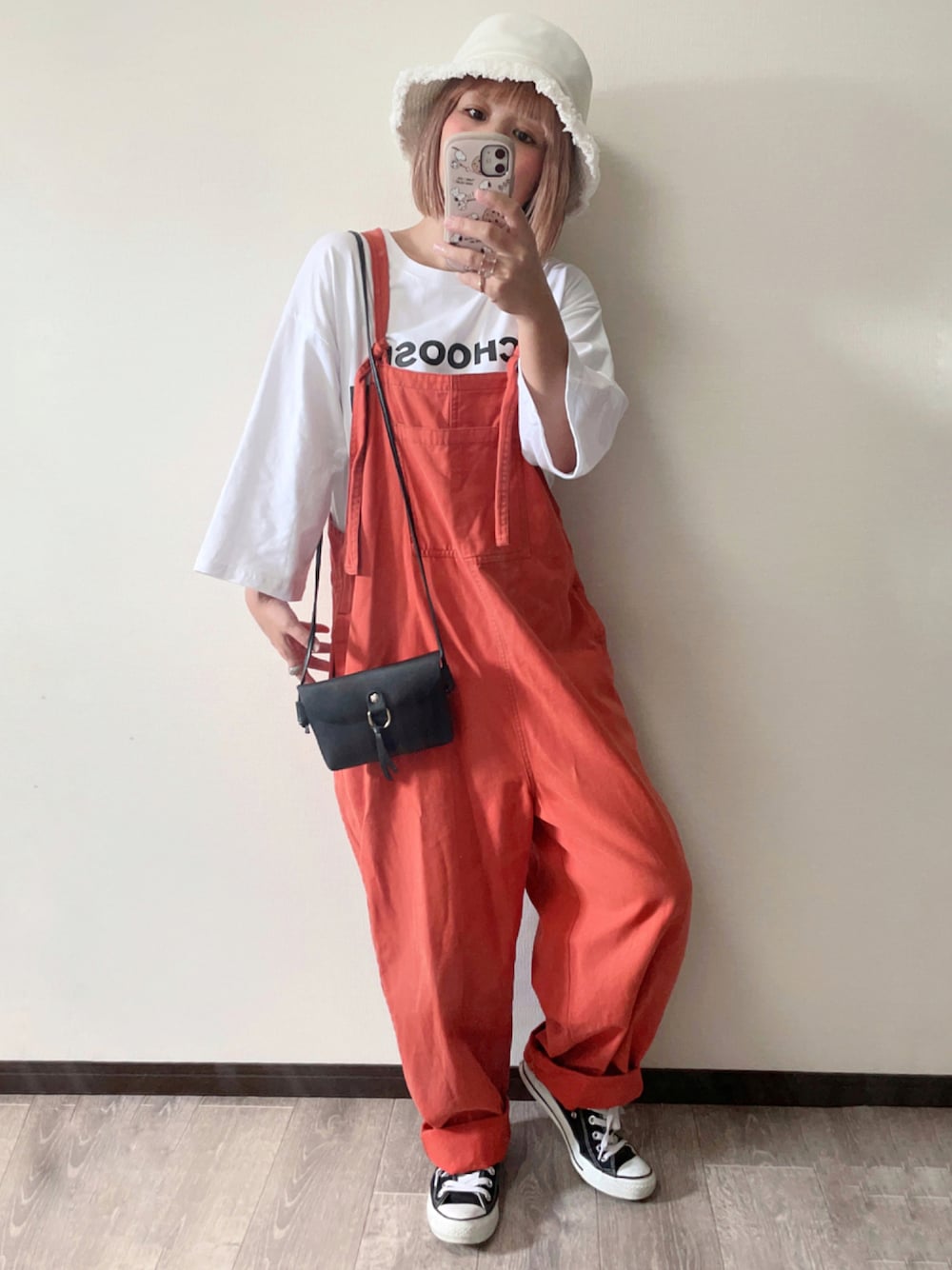 「ロゴT、サロペット、オーバーオール、converse、オレンジ、プチプラ、バケットハット、バケハ、秋コーデ、スクエアバッグ、だから秋服が好き、wearhalloween2021」｜「niko and...のポケット付きサロペット（サロペット/オーバーオール、オレンジ系）」を使った、きな☆ki_naさん（レディース・153cm）の秋コーディネートの1枚目の写真