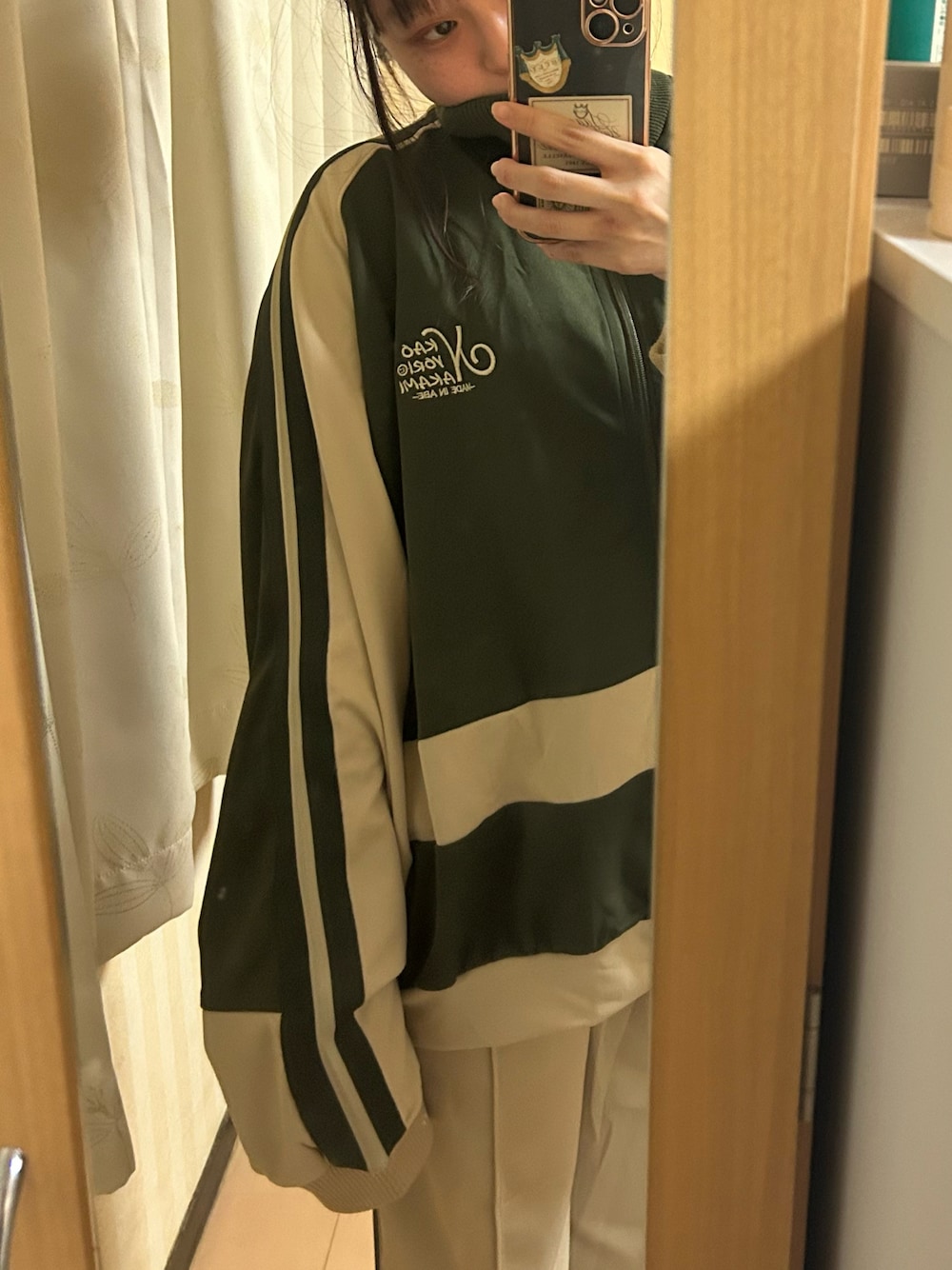 グリーン系のセットアップを着用したレディースの春コーディネートの1枚目の写真