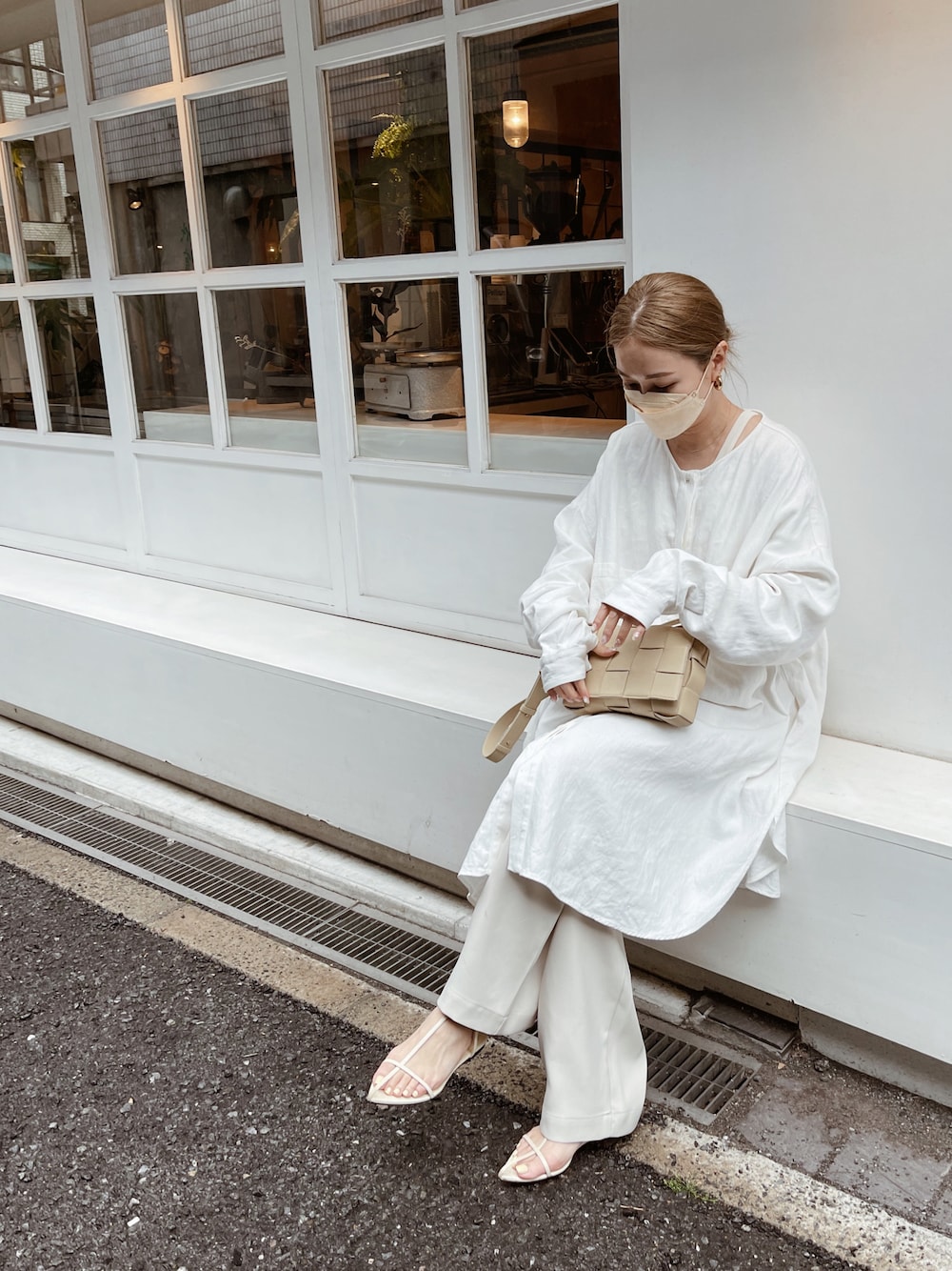 ブラック系のサンダル、ホワイト系のその他パンツ、ホワイト系のトップスを着用したレディースの春コーディネートの1枚目の写真