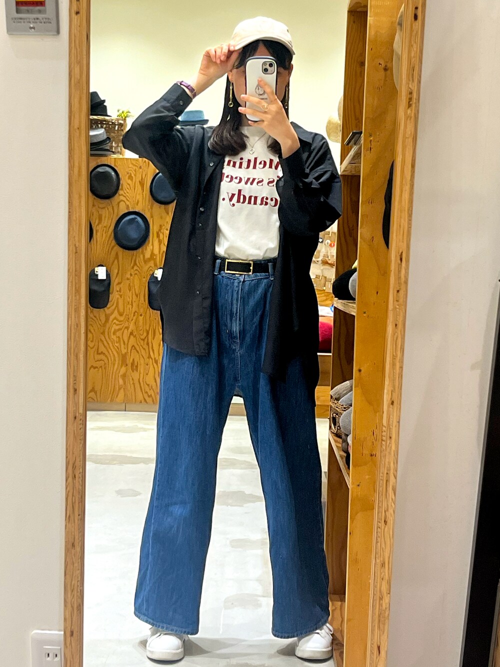 ブルー系のパンツ、ホワイト系のスニーカー、ホワイト系のTシャツ/カットソーを着用したレディースの春コーディネートの1枚目の写真