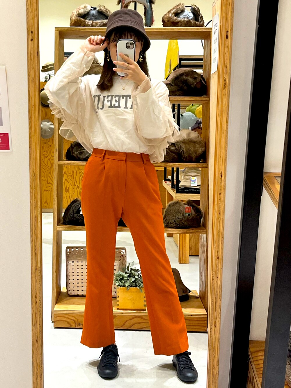 ベージュ系のTシャツ/カットソー、レッド系のニット/セーター、オレンジ系のその他パンツを着用したレディースの秋コーディネートの1枚目の写真