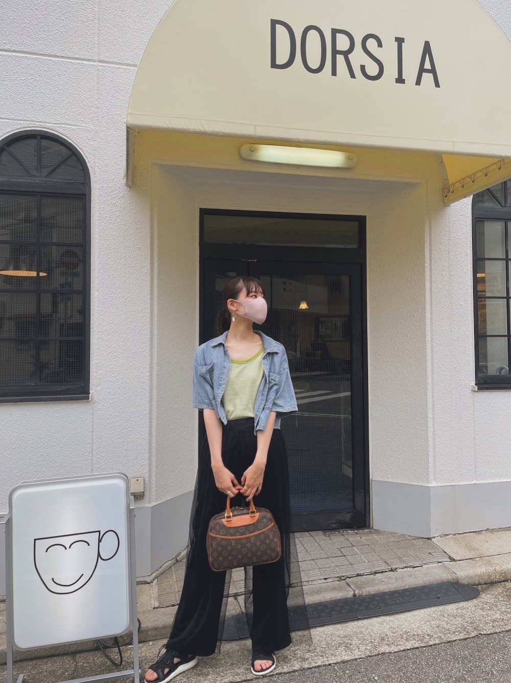 ブラック系のサンダル、ブラック系のその他パンツ、ブラウン系のバッグを着用したレディースの夏コーディネートの1枚目の写真