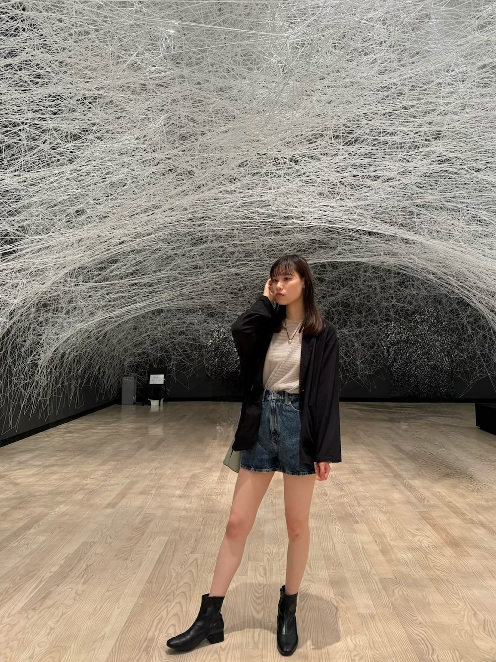「秋コーデ、美術館コーデ、オトナカジュアル、オトナカワイイ、ジャケットスタイル、シアートップス、ショートパンツ、ショートブーツ、おしゃれさんと繋がりたい」｜「cepoのイージーテーラードジャケット（テーラードジャケット、ブラック系）」を使った、rikaさん（レディース・167cm）の秋コーディネートの1枚目の写真