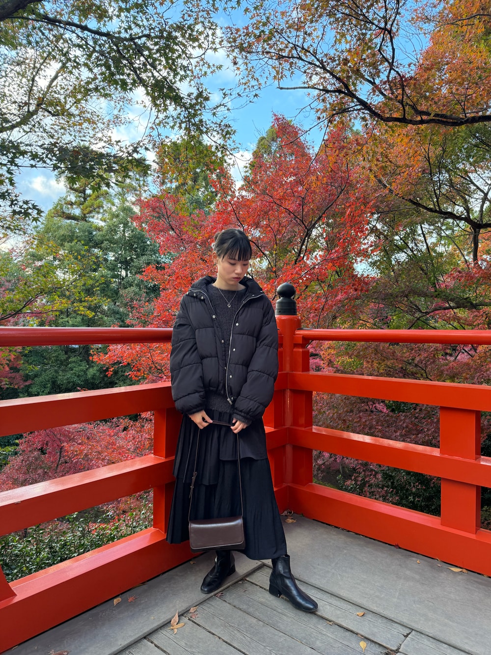 「最近のいい感じコーデ、紅葉、お出かけコーデ、冬コーデ、大人かわいい、大人コーデ、スカートコーデ、冬アウター、フェザーニット、フェザー、おしゃれさんと繋がりたい」｜「archivesのプリーツティアードスカート／（スカート、ブラック系）」を使った、rikaさん（レディース・167cm）の冬コーディネートの1枚目の写真