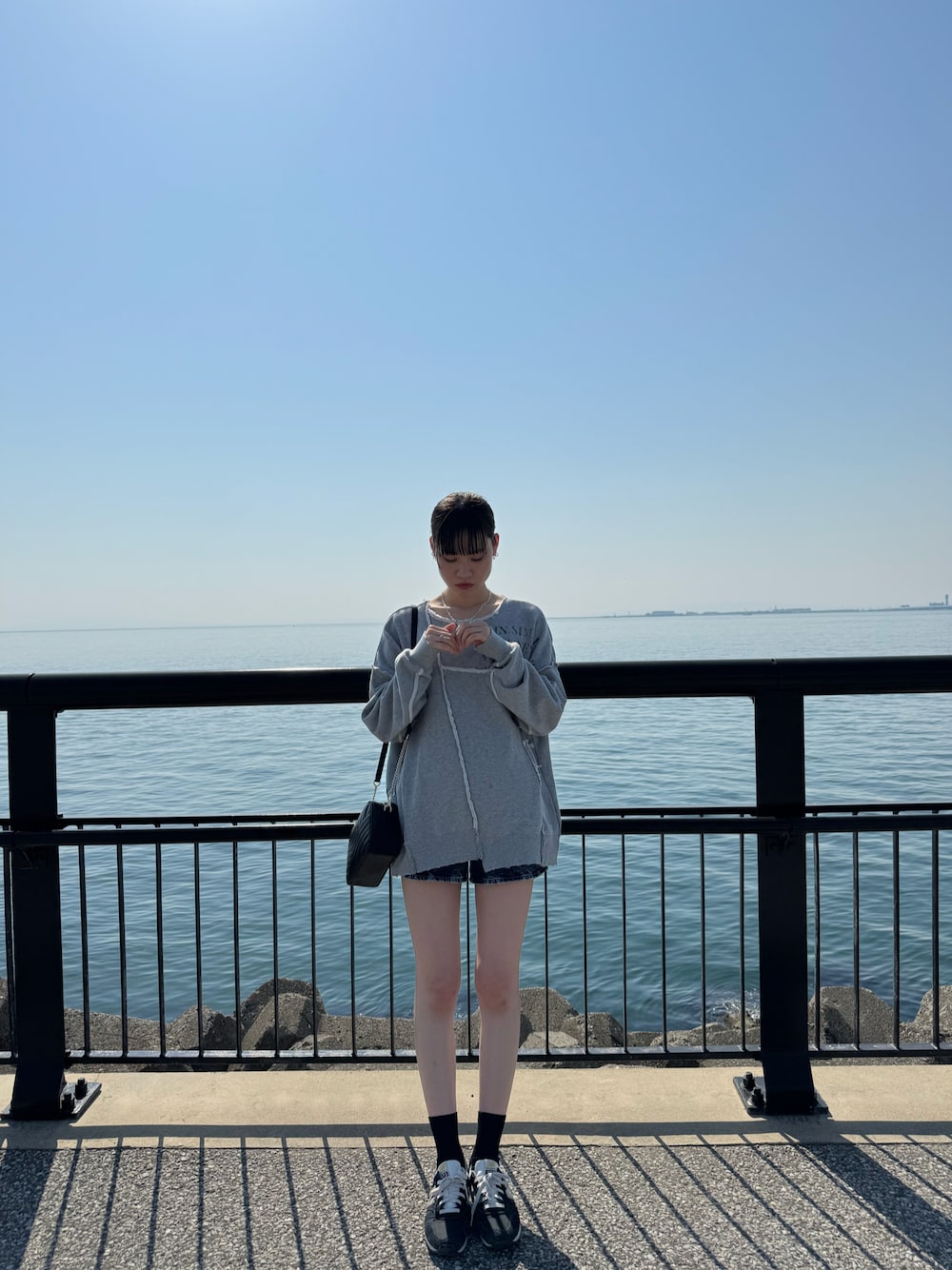 「最近のいい感じコーデ、春、海、デニムコーデ、カジュアル、休日スタイル、高身長女子、ショルダーバッグ、ショートパンツ、おしゃれさんと繋がりたい」｜「NEW BALANCEのnew balance ニューバランス ML373 スニーカー 310373 ブラック/グレー【レディース・メンズ】（スニーカー、ブラック系）」を使った、rikaさん（レディース・167cm）の春コーディネートの1枚目の写真