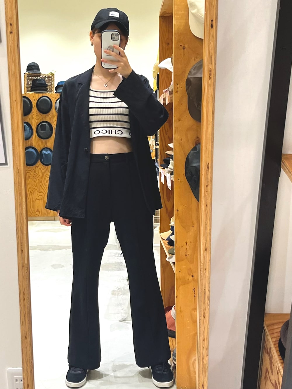 「秋っぽコーデ更新中、きれいめコーディネート、キレイめコーデ、オトナ女子、セットアップ風、モノトーン、カジュアルダウン、テーラードジャケット、おしゃれさんと繋がりたい」｜「GUのアイテム（パンツ、ブラック系）」を使った、rikaさん（レディース・167cm）の秋コーディネートの1枚目の写真