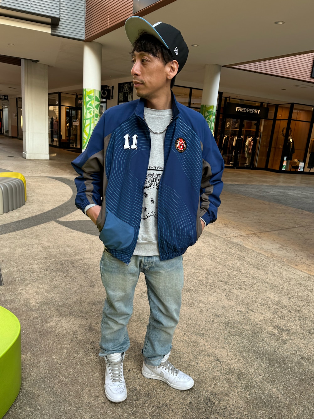 Supreme のジャージ（ブルー系）を使った人気ファッション 
