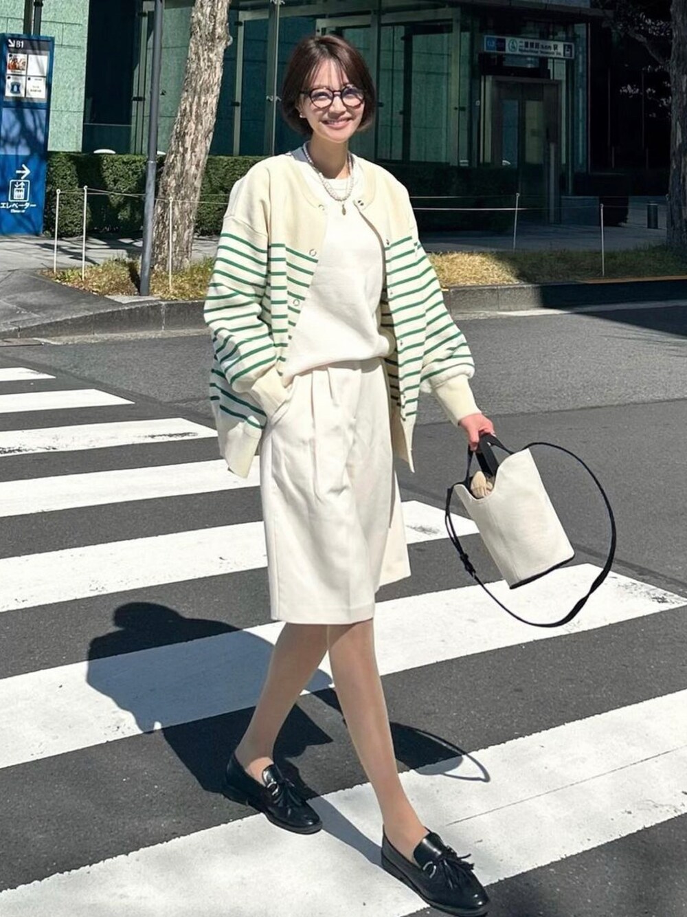 「春コーデ、春、お出かけコーデ、大人コーデ、シンプルスタイル、ラフコーデ、おしゃれさんと繋がりたい、プチプラコーデ、オトナカジュアル、オトナ女子、きれいめコーディネート、グリーン、大人かわいい、カーディガン、ハーフパンツ」｜「moment+のスポンディッシュエアニット2WAYボーダーカーデ（カーディガン/ボレロ、グリーン系）」を使った、moment+さん（レディース・154cm）の春コーディネートの1枚目の写真