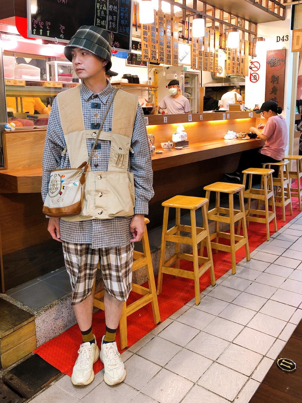 「GUCCI」｜「GUCCIのアイテム（バッグ、ベージュ系）」を使った、Kidd さん（メンズ・172cm）の春コーディネートの1枚目の写真