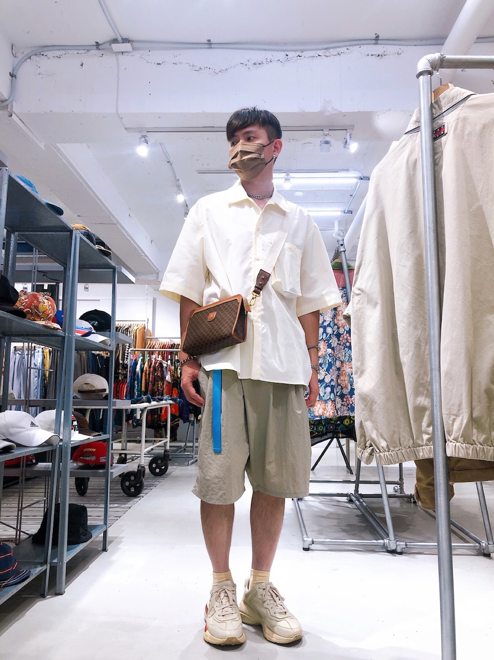 「街頭穿搭」｜「CELINEのアイテム（バッグ、ブラウン系）」を使った、Kidd さん（メンズ・172cm）の夏コーディネートの1枚目の写真