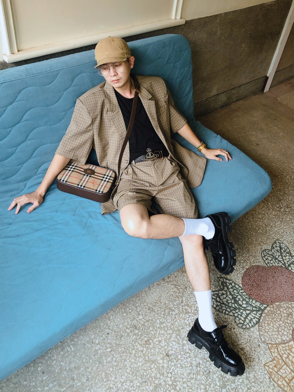 「BURBERRYのBurberry Vintage Check Crossbody Camera Bag（ショルダーバッグ、ベージュ系）」を使った、Kidd さん（メンズ・172cm）の秋コーディネートの1枚目の写真