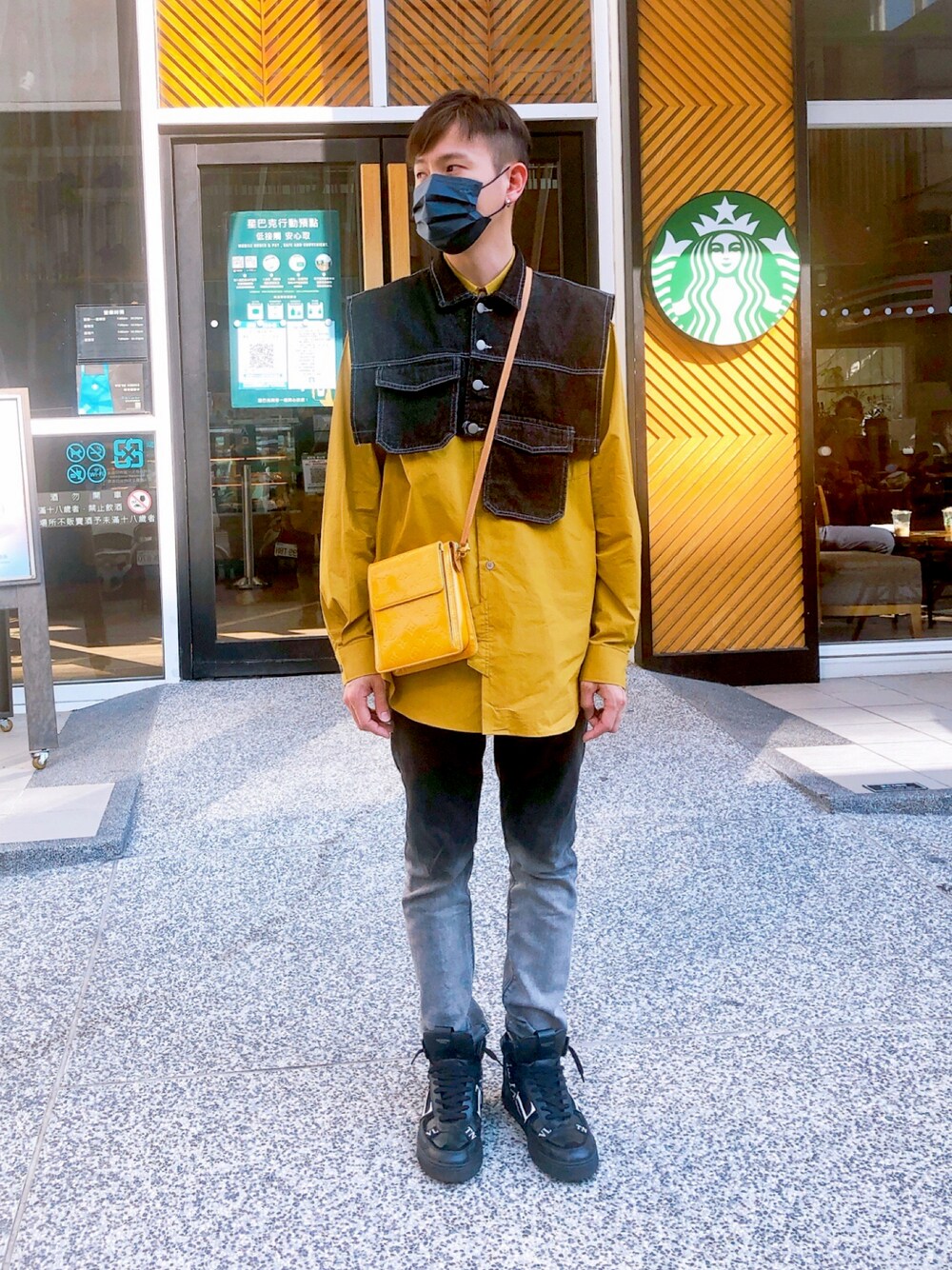 「valentino、LouisVuitton」｜「LOUIS VUITTONのアイテム（バッグ、イエロー系）」を使った、Kidd さん（メンズ・172cm）の春コーディネートの1枚目の写真
