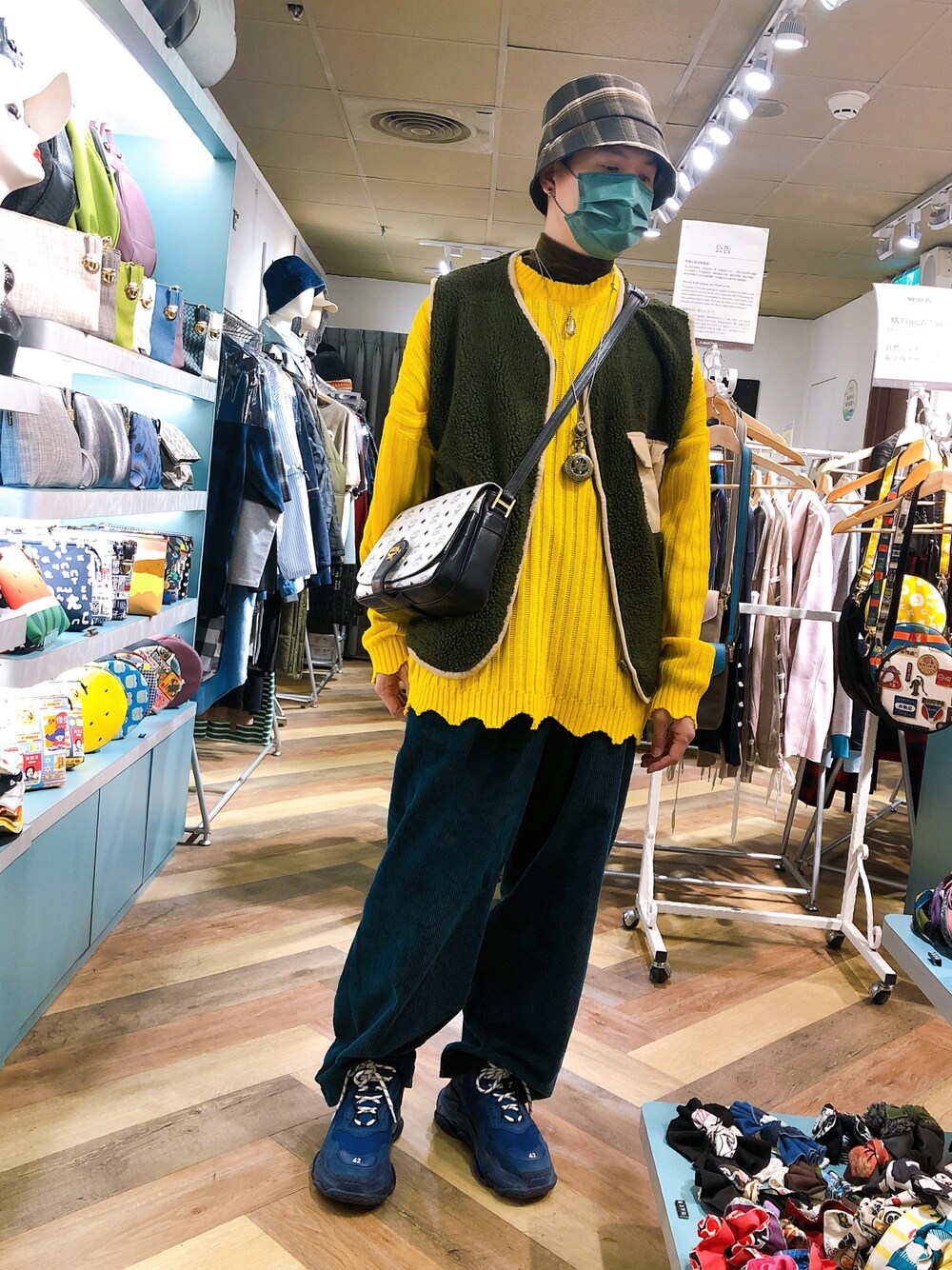 「ootd」｜「BALENCIAGAのBalenciaga Triple S Mesh, Suede And Leather Sneakers（スニーカー、ブルー系）」を使った、Kidd さん（メンズ・172cm）の冬コーディネートの1枚目の写真