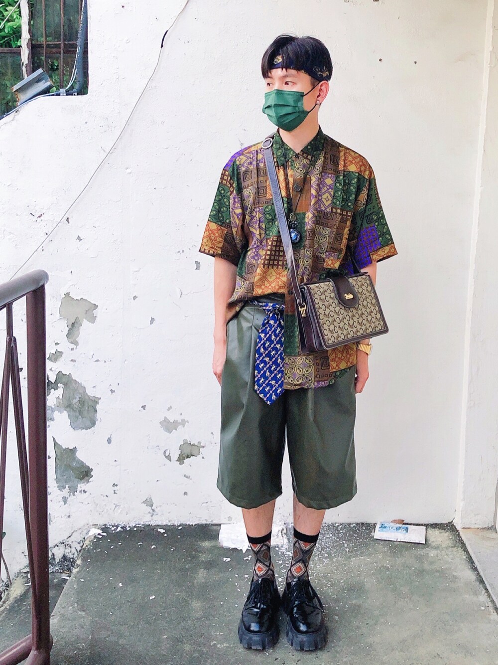 「CELINE」｜「CELINEのアイテム（バッグ、ブラウン系）」を使った、Kidd さん（メンズ・172cm）の春コーディネートの1枚目の写真