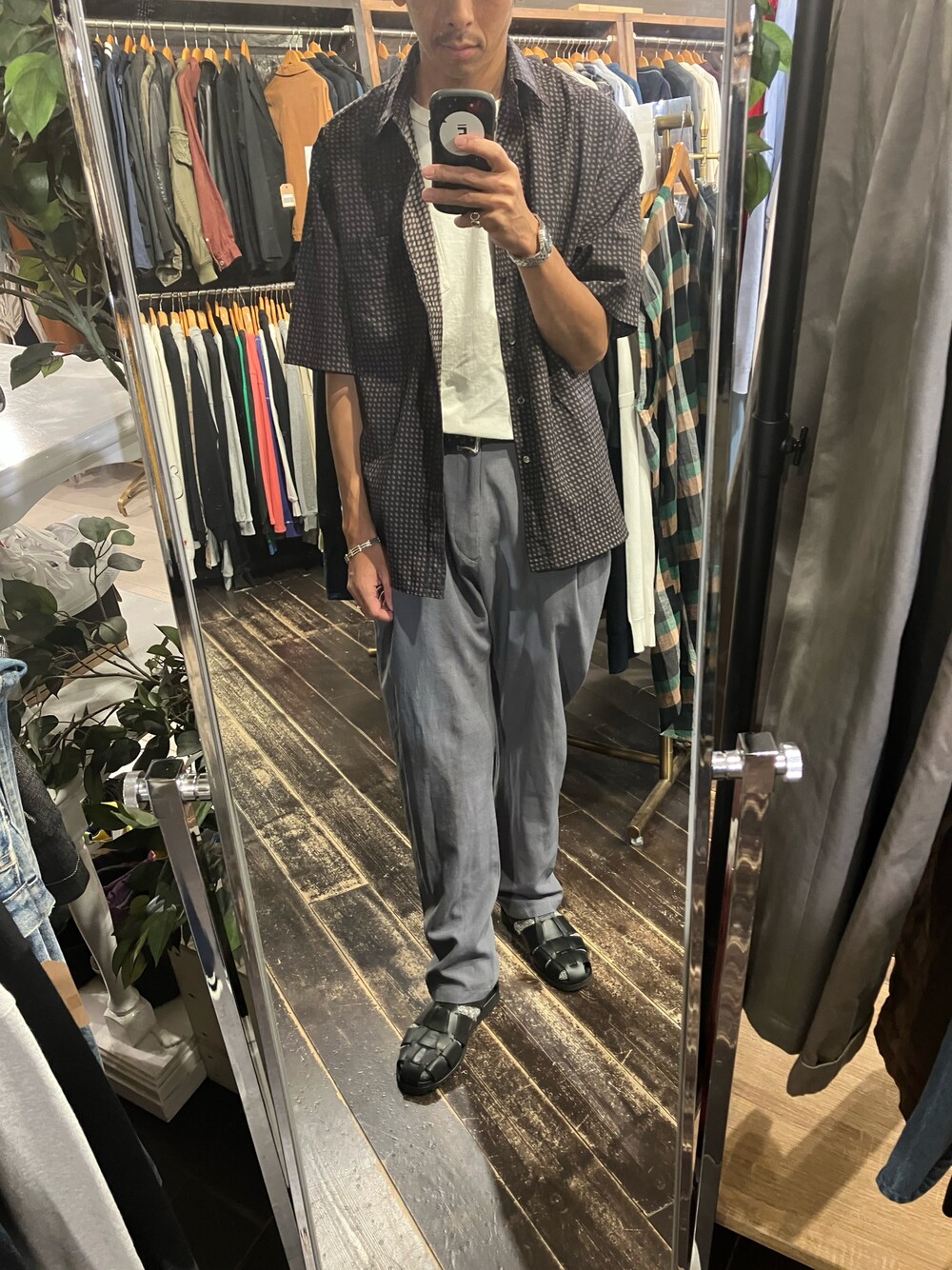 ブラック系のシャツ/ブラウス、ホワイト系のTシャツ/カットソー、グレー系のスラックスを着用したメンズの夏コーディネートの1枚目の写真
