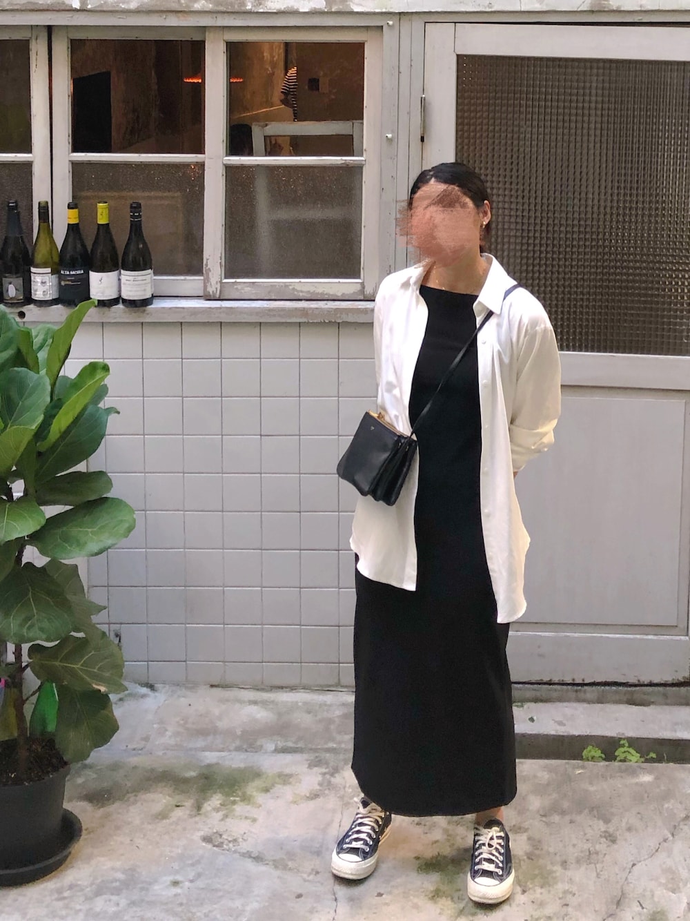「オトナカジュアル、オトナ女子、ワンピース、シンプルコーデ、カジュアル、TODAYFUL、シャツスタイル、onepiece、monochrome、モノトーン、CELINE、セリーヌ」｜「TODAYFULのバックオープンペンシルドレス（ワンピース、ブラック系）」を使った、pacexさん（レディース・161cm）の夏コーディネートの1枚目の写真