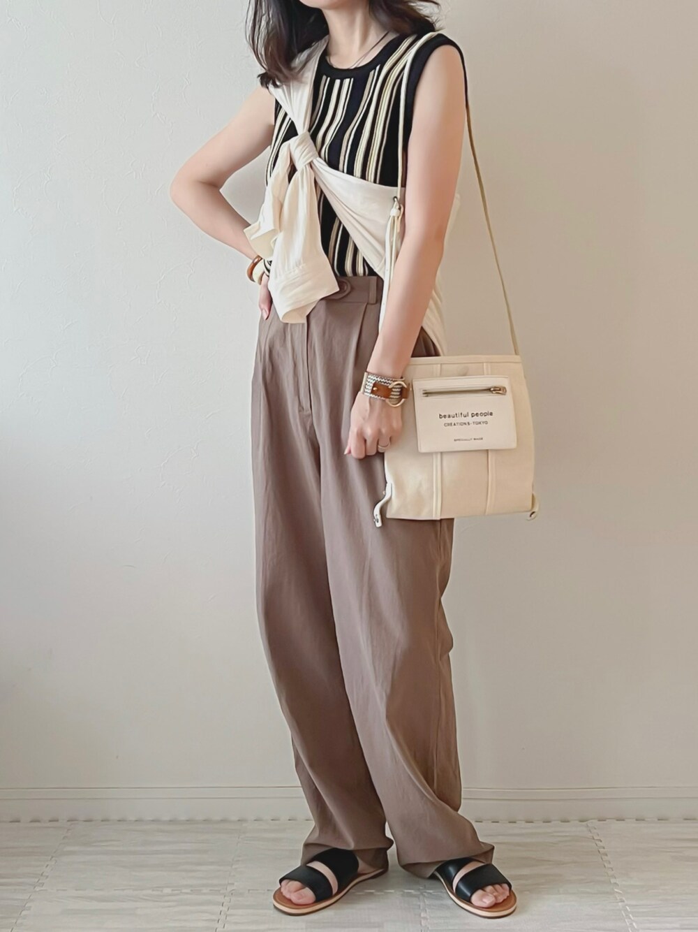 ブラック系のTシャツ/カットソー、ホワイト系のシャツ/ブラウス、ホワイト系のショルダーバッグを着用したレディースの夏コーディネートの1枚目の写真