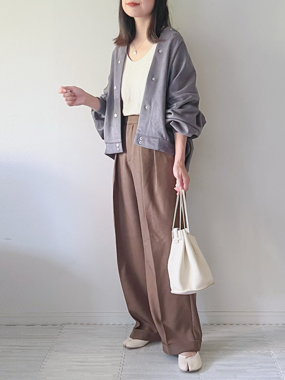 「秋服準備はじめました、秋服、パンツスタイル、低身長、低身長コーデ、シンプルコーデ、大人カジュアル、スタジャン、ワイドパンツ、プチプラ、バレエシューズ、ママコーデ、GU、足袋バレエ、巾着バッグ」｜「Fizzの【Fizz/フィズ】　ゆったりフェイクスエードスタジャン（スタジャン、ブラック系）」を使った、chakoさん（レディース・155cm）の秋コーディネートの1枚目の写真