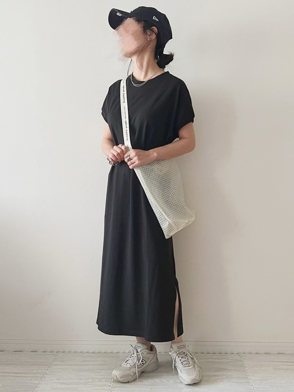 ブラック系のワンピース、その他のショルダーバッグ、ベージュ系のスニーカーを着用したレディースの夏コーディネートの1枚目の写真