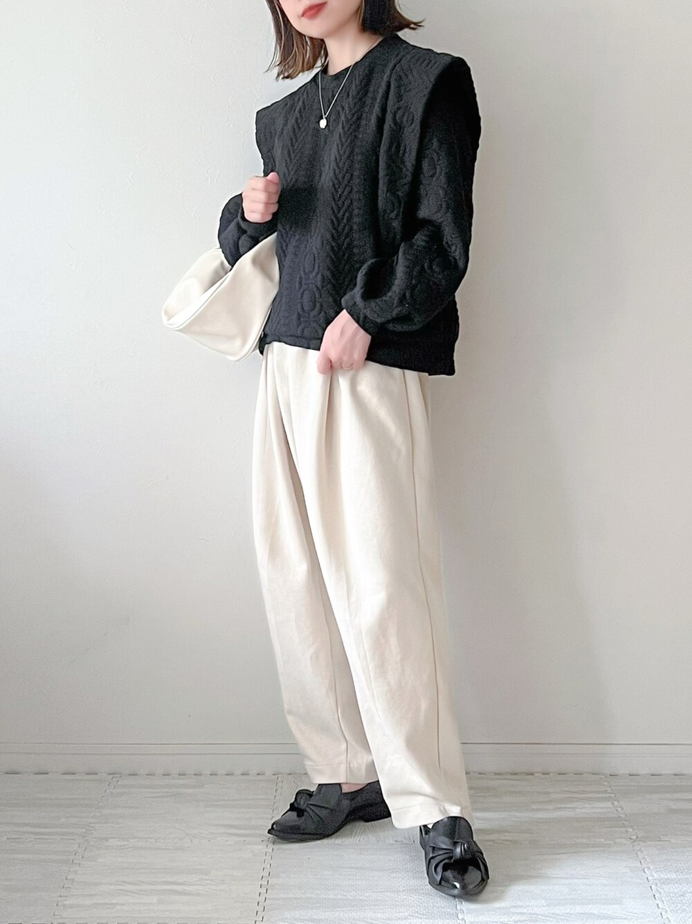 「秋服、大人カジュアル、モノトーン、モノトーンコーデ、パワショル、スウェット、スウェットパンツ、プチプラ、UNIQLO、ワンハンドルバッグ、低身長、ママコーデ、メンズライク、シンプルコーデ、ストリートコーデ」｜「3coinsのハーフムーンバッグ（ショルダーバッグ、ホワイト系）」を使った、chakoさん（レディース・155cm）の秋コーディネートの1枚目の写真