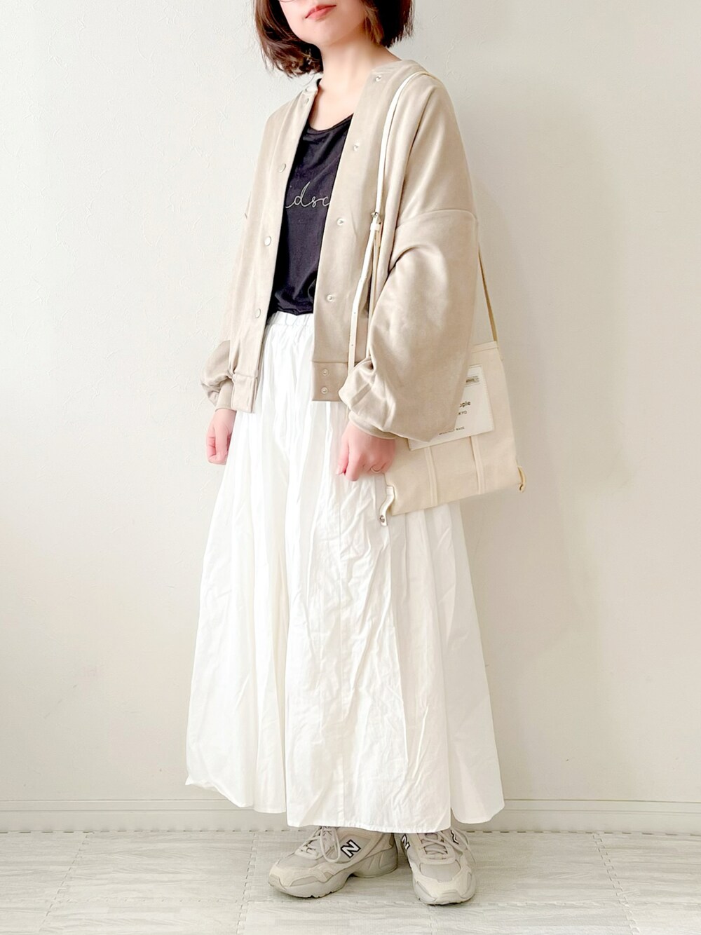「春服デビュー宣言、ワントーンコーデ、スタジャン、春服、春カラー、淡色コーデ、ニューバランス、白スニーカー、ショルダーバッグ、大人カジュアル、低身長、ママファッション、ボリュームスカート、休日スタイル、ロゴT」｜「Fizzの【Fizz/フィズ】　フェイクスエードスタジャン（スタジャン、ベージュ系）」を使った、chakoさん（レディース・155cm）の春コーディネートの1枚目の写真