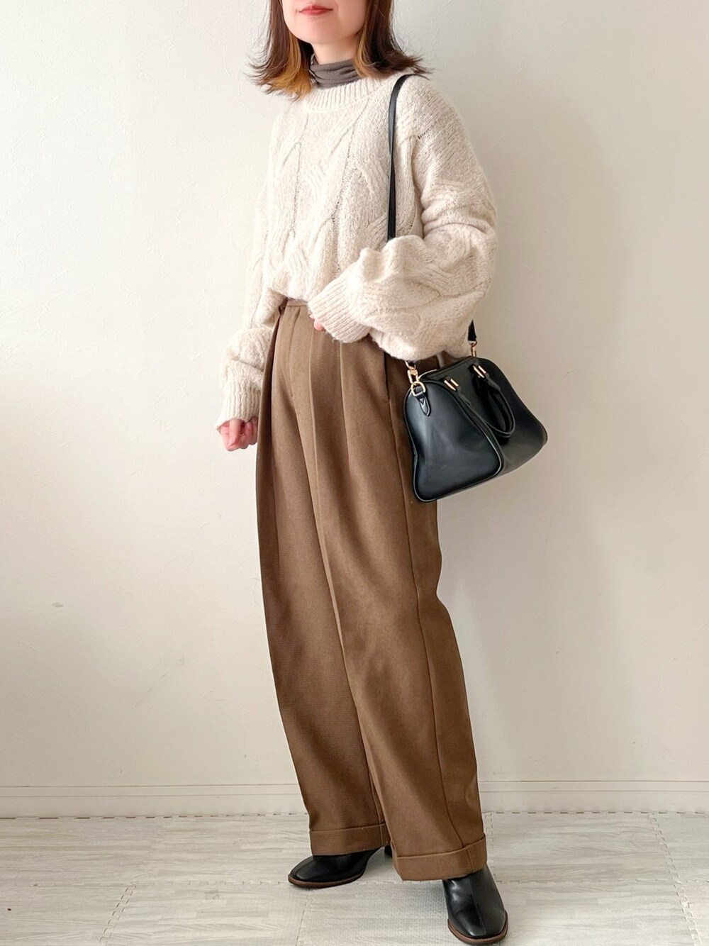 「タートルネック、ニット、ワイドパンツ、Hunch、ハンチ、プチプラ、ボストンバッグ、ブーツ、GU、ワントーンコーデ、シンプルスタイル、大人カジュアル、低身長コーデ、パンツスタイル、秋冬コーデ」｜「hunchのレトロ柄編みクルーネックローゲージニット | 秋冬 長袖 体型カバー ふわふわ 透かし編み（ニット/セーター、ベージュ系）」を使った、chakoさん（レディース・155cm）の冬コーディネートの1枚目の写真