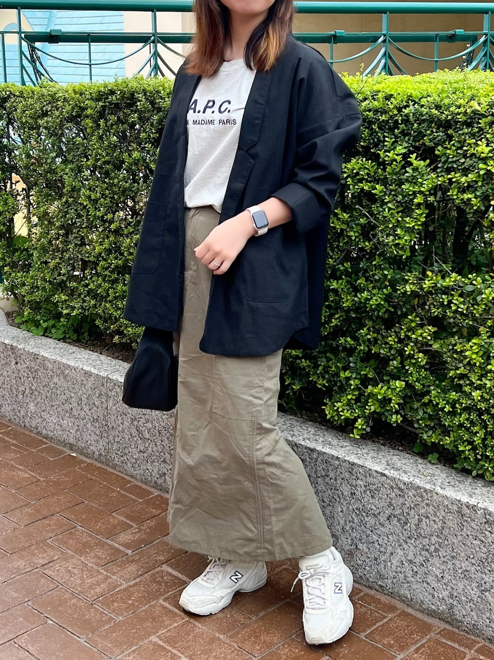 「テーラードジャケット、カーゴスカート、ロゴT、New Balance、春ファッション、大人コーデ、ママコーデ、低身長コーデ、おでかけコーデ、大人カジュアル、春アウター、GU、プチプラコーデ、ジャケットスタイル、タイトスカート」｜「Fizzの【Fizz/フィズ】　リネンテーラードジャケット（テーラードジャケット、ブラック系）」を使った、chakoさん（レディース・155cm）の春コーディネートの1枚目の写真