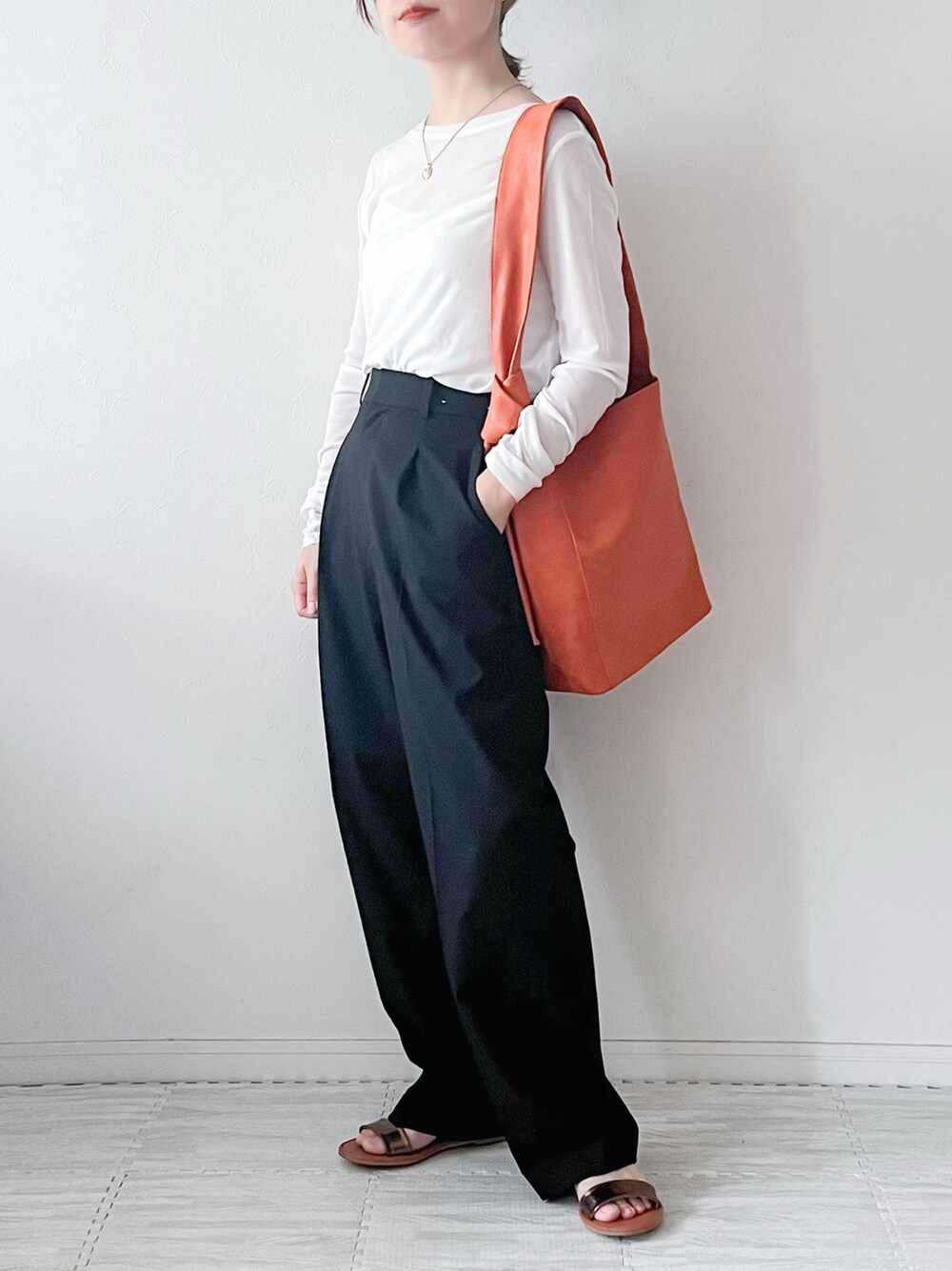 「Hunch、ハンチ、hunch_ootd、シアートップス、シンプルコーデ、プチプラ、秋先取りコーデ、UNIQLO、ワイドパンツ、差し色、ショルダーバッグ、ママコーデ、大人カジュアル、カジュアルコーデ、パンツスタイル」｜「hunchのクルーネックシアートップス（Tシャツ/カットソー、ホワイト系）」を使った、chakoさん（レディース・155cm）の夏コーディネートの1枚目の写真
